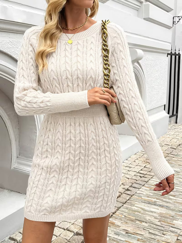 Lilona – Figurbetontes Strickkleid im Zopfmuster